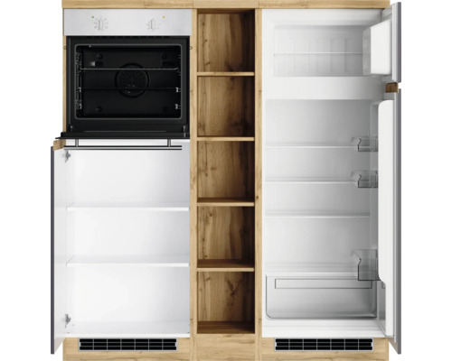 Küchenzeile mit Backofen, Regalen und Kühlschrank