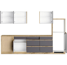 Küchenzeile mit Hänge- und Unterschränken sowie Schubladen