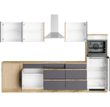 Küchenzeile mit Hängeschränken, Dunstabzugshaube, Herd und Kühlschrank