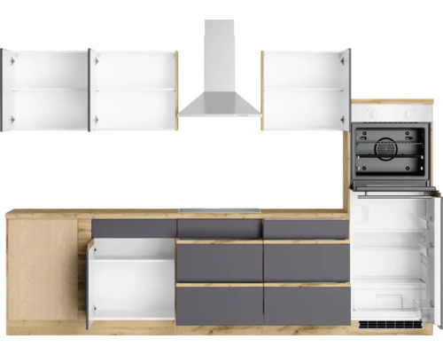 Küchenzeile mit Hängeschränken, Dunstabzugshaube, Herd und Kühlschrank