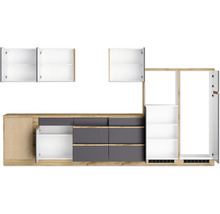 Küchenzeile mit Schränken und Schubladen