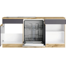 Küchenzeile mit Geschirrspüler und offenen Schränken