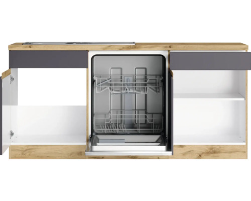 Küchenzeile mit Geschirrspüler und offenen Schränken