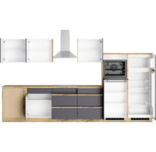 Küchenzeile mit Oberschränken, Dunstabzugshaube, Backofen und Kühlschrank