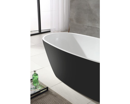 Freistehende Badewanne im modernen Badezimmer