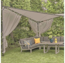 Gartenszene mit Pavillon, Ecksofa und Tisch auf einer Rasenfläche