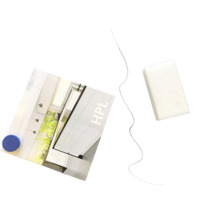 Musterstück einer Küchenarbeitsplatte mit HPL Beschichtung, Reinigungsschwamm und Befestigungsmaterial