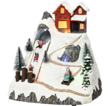 Dekorative Winterlandschaft mit Haus, Schlittenbahn und verschneiten Bäumen