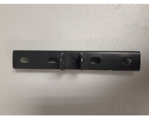 Schwarze Metallhalterung mit Befestigungslöchern