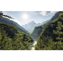 Landschaft mit Bergen und Fluss