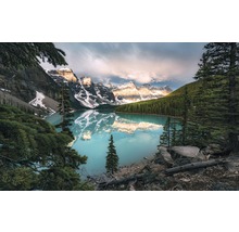 Moraine Lake mit schneebedeckten Bergen und Spiegelung im Wasser