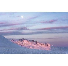 Winterlandschaft mit schneebedeckten Bergen und Mond