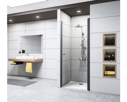 Badezimmer mit Duschkabine, Waschtisch und Spiegel