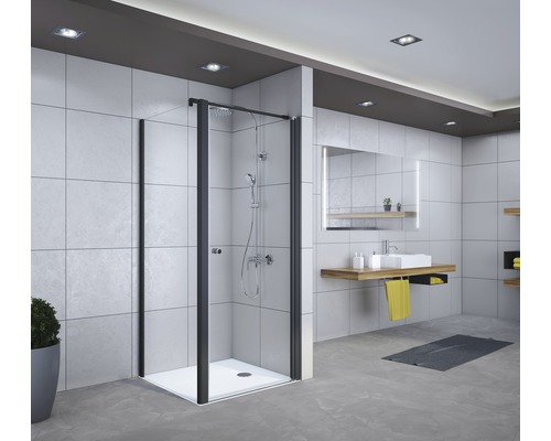 Badezimmer mit Duschkabine, Waschbecken und Spiegel