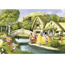Illustration von Schneewittchen und den sieben Zwergen vor einem Haus und einer Brücke