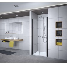 Modernes Badezimmer mit Dusche, Waschbecken und beleuchtetem Spiegel