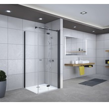 Badezimmer mit Duschkabine, Waschbecken und Spiegel