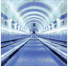 Blick in einen Tunnel mit Gewölbe und Fahrsteigen