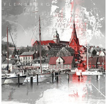 Grafische Darstellung von Flensburg mit Segelbooten im Hafen und Gebäuden im Hintergrund.
