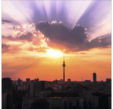Berliner Skyline mit dem Fernsehturm bei Sonnenuntergang