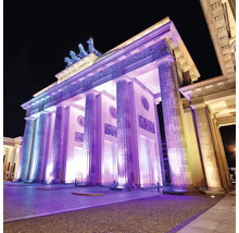 Das Brandenburger Tor mit Beleuchtung in der Nacht.