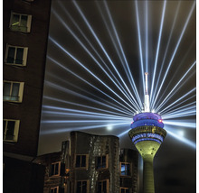 Ansicht des Rheinturms mit Lichtinstallationen bei Nacht