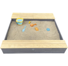 Sandkasten mit Spielzeug und Holzabdeckung