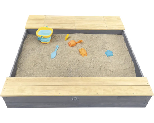 Sandkasten mit Spielzeug und Holzabdeckung