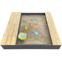 Sandkasten mit Sand und Spielzeug