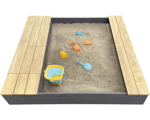 Sandkasten mit Sand und Spielzeug