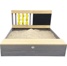 Sandkasten aus Holz mit Spielzeug und Tafel