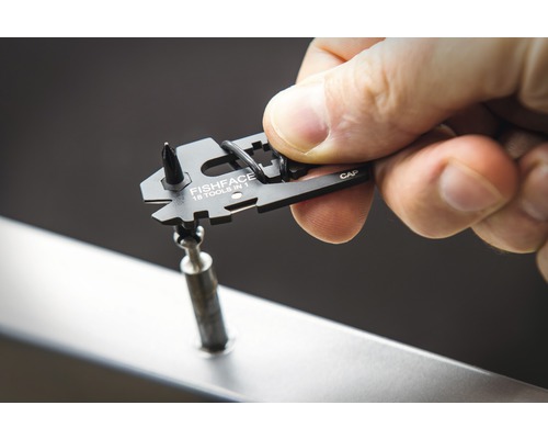 Multifunktionswerkzeug mit 18 Funktionen im Einsatz