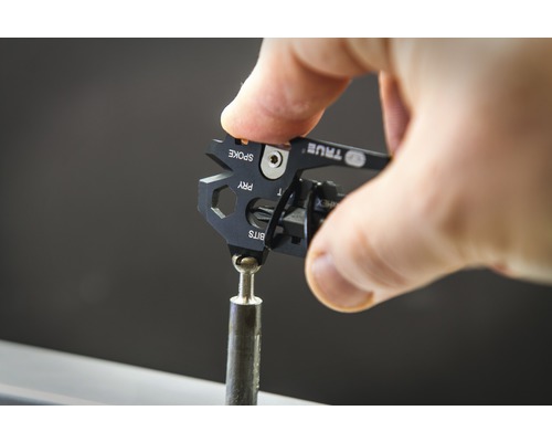 Multifunktionswerkzeug im Einsatz mit Schraubendreher