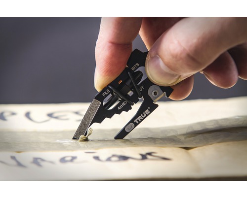 Nahaufnahme eines Multifunktionswerkzeugs zum Öffnen einer Verpackung mit einer Schnur