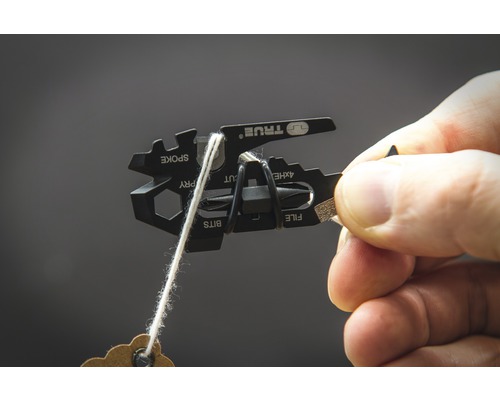 Multifunktionswerkzeug mit Schraubendreher, Speichenschlüssel und Feile