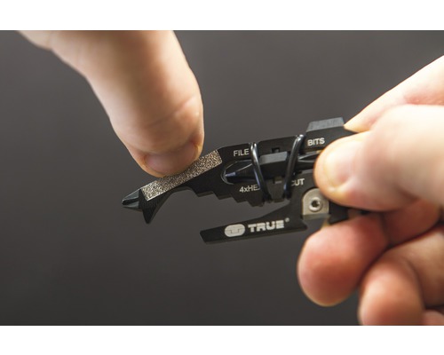 Multitool mit Feile, Bits, Schraubendreher und Schneidwerkzeug in einer Hand
