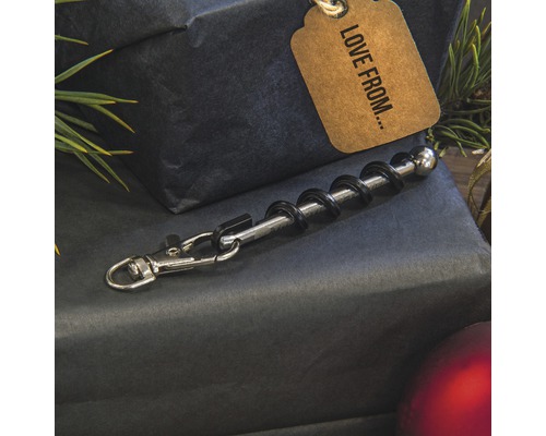 Flaschenöffner mit Schlüsselanhänger auf einem Geschenk