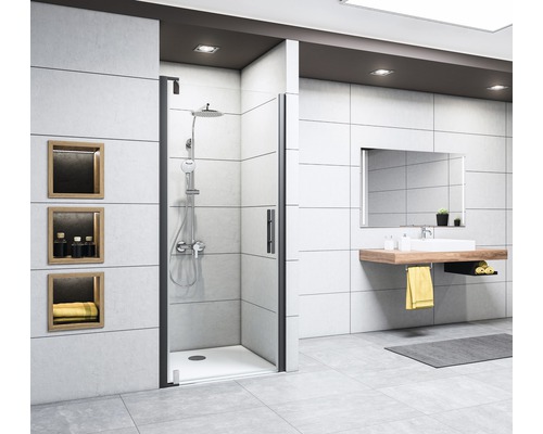 Modernes Badezimmer mit Dusche, Waschbecken und Spiegel