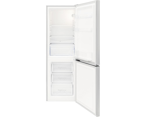 Geöffneter Kühlschrank mit Regalen und Gefrierfächern zur Lagerung von Lebensmitteln.