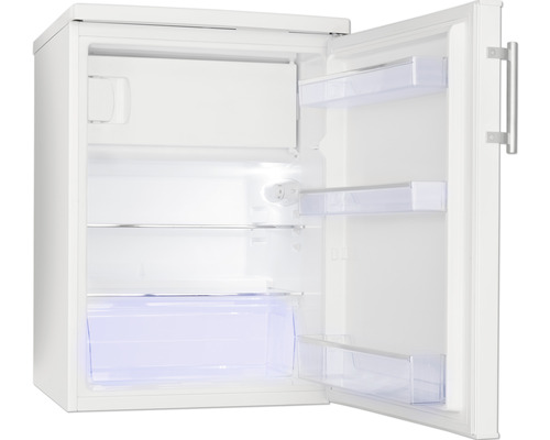 Geöffneter, weißer Kühlschrank mit Regalen und Gemüsefach