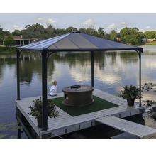 Pavillon auf einem Ponton mit Feuerstelle, Dekoration und Kind beim Angeln am See