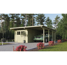 Holzgarage mit Carport und parkendem Auto im Garten