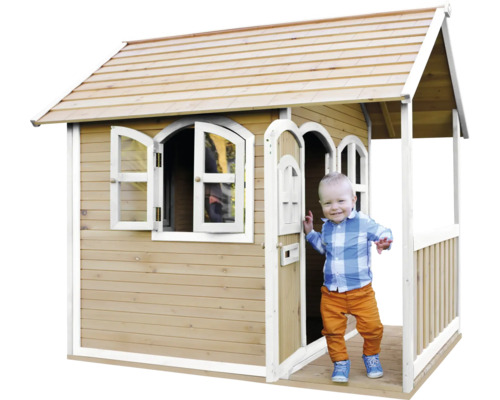 Spielhaus aus Holz mit Kind im Eingangsbereich