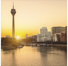 Ansicht von Düsseldorf mit dem Rheinturm und den Gehry-Bauten bei Sonnenuntergang