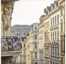 Blick auf eine Straße mit Gebäuden im klassischen Stil