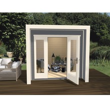 Gartenhaus mit geöffneter Doppeltür, Gartenmöbeln und Dekoration auf einer Holzterrasse