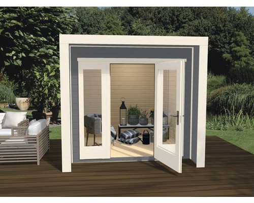 Gartenhaus weka Design inkl. Fußboden 239 x 235 cm hellgrau Gartenhaus mit geöffneter Doppeltür, Gartenmöbeln und Dekoration auf einer Holzterrasse
