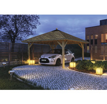 Carport aus Holz mit Auto auf einem gepflasterten Hof