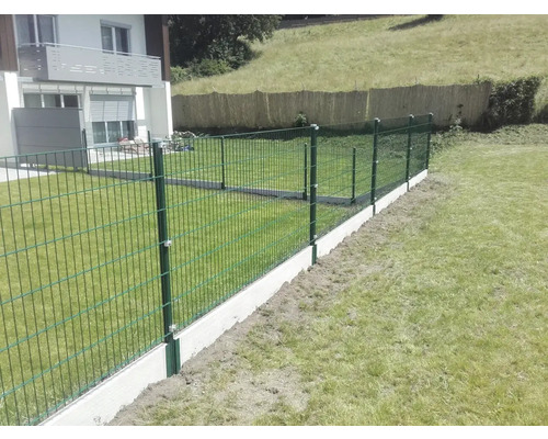 Doppelstabmattenzaun mit Betonfundament im Garten