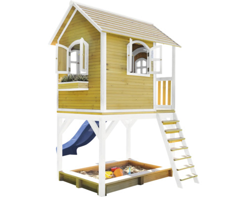 Spielhaus aus Holz mit Sandkasten und Rutsche